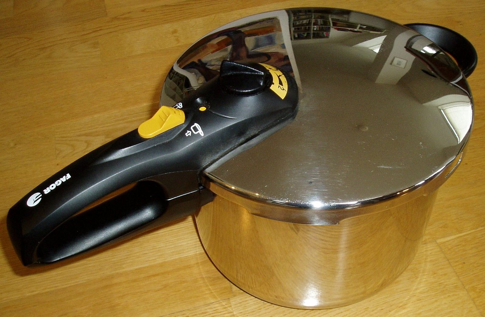 Kitchen Pressure Cooker